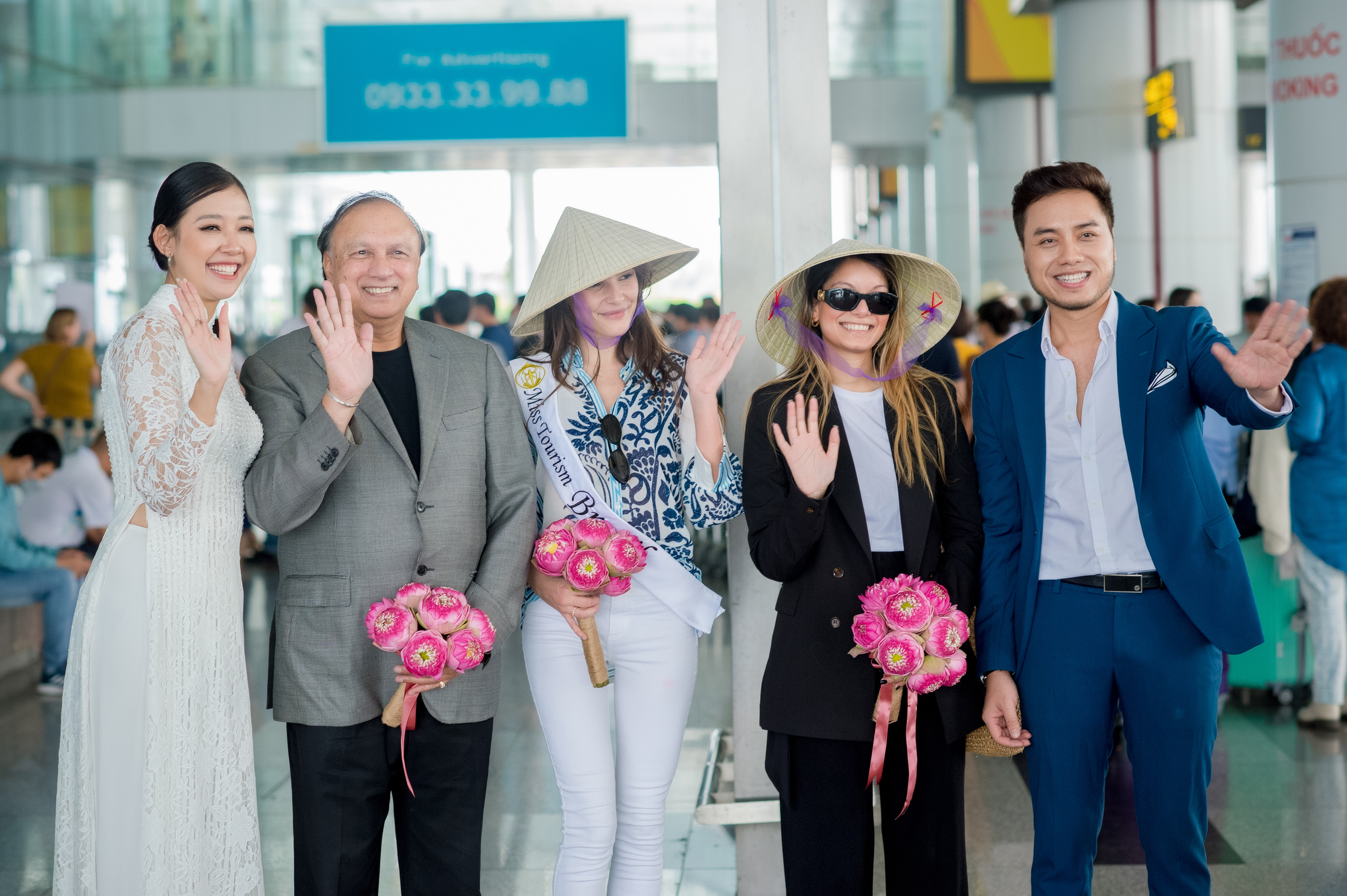 Đại diện Tấm Cám Media cùng Á hậu 1 Hoa hậu các dân tộc Việt Nam Lương Thị Hoa Đan đón đoàn tại sân bay